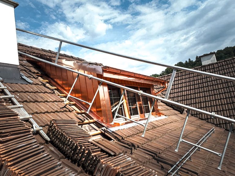 Pida_Bau_Refernz_Komplett Verkleidung einer neuen Dachgaube in Kupfer. Objekt in Flaach (4)